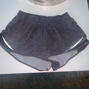 Lululemon Hotty Hot Low-Rise Lined shorts 2.5”